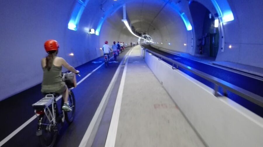 4h Complete Lyon Experience - E-Bike, Tasting & Walk - Bosch Performance e-bikes: comfortable hills, not a fitness test