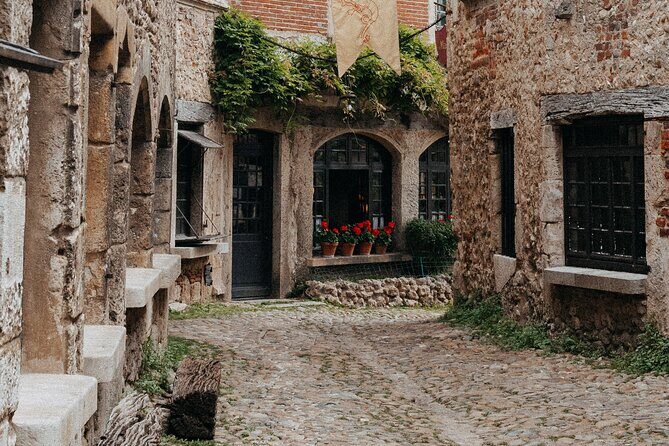 Beaujolais wine and Perouges village full day shared tour - Villefranche-sur-Saône: 1 hour to breathe and handle lunch your way