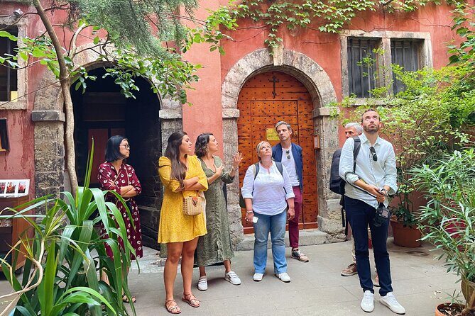 Embark on an aperitif journey through the old town - Switching from stone to street: the place explanations that connect the dots