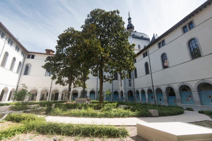 Historical and naughty tour of Lyon in french - Courtyards of Old Buildings: Why “Inside” Stops Make This Tour Feel Different