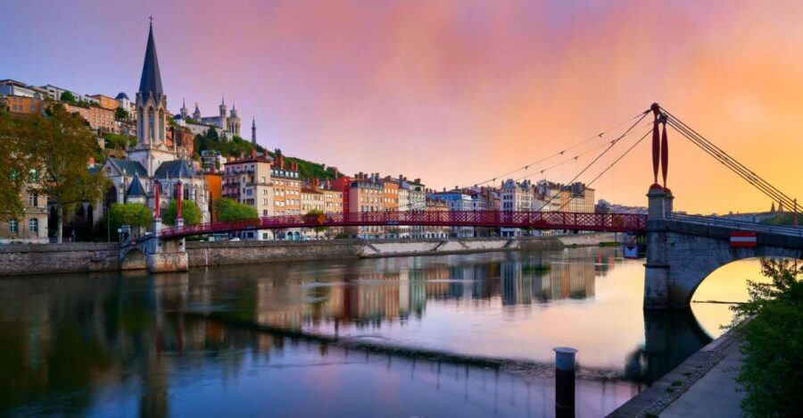 Lyon: Express Walk with a Local in 60 minutes - Vieux Lyon and Cathédrale Saint-Jean-Baptiste in one efficient sweep