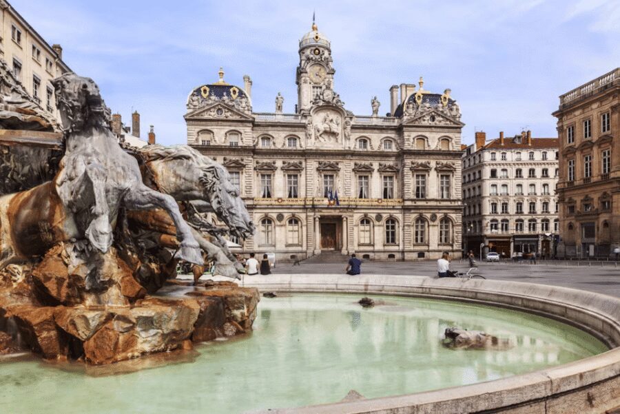 Lyon: Guided tour of Lyon - Place des Jacobins fountain: the photo moment that’s actually practical