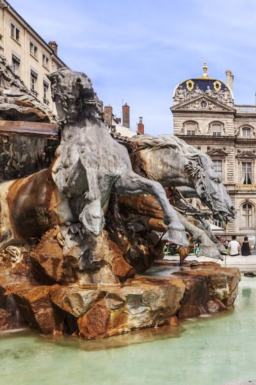 Lyon: Guided tour of Lyon - Starting at the Town Hall and Opera: big Lyon energy