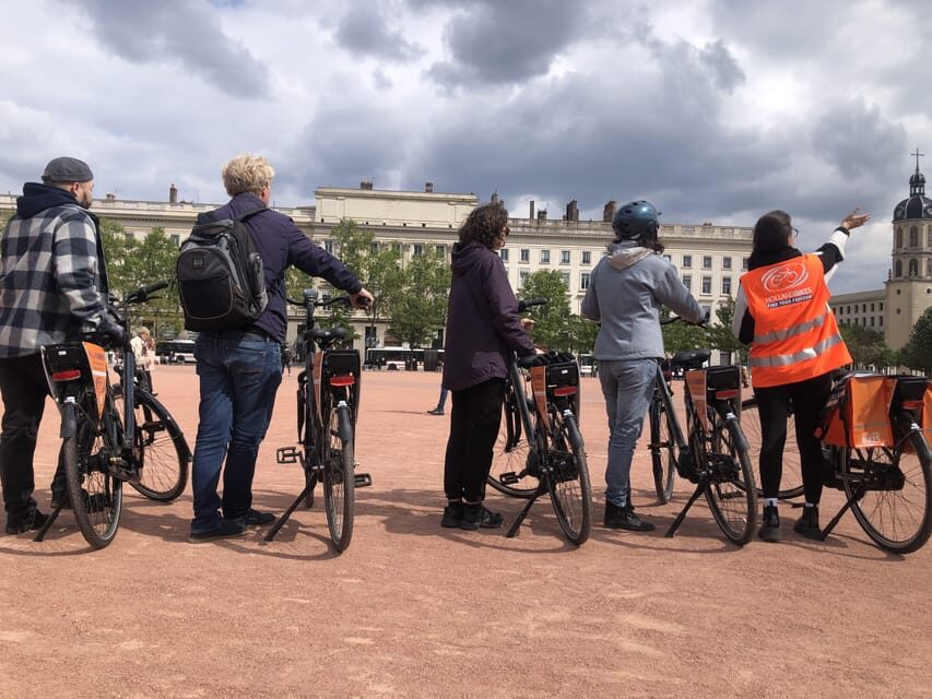 Lyon: Highlights Bike Tour - Fresque des Lyonnais and the art-meets-street feel