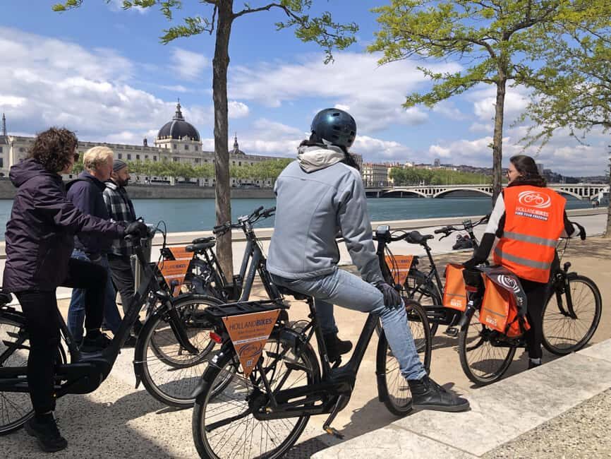 Lyon: Highlights Bike Tour - Place des Terreaux: a photo stop that also teaches scale