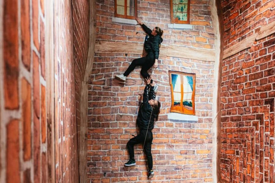 Lyon: Musée de l’illusion Entrance Ticket - Holograms and puzzles: the part that keeps you curious
