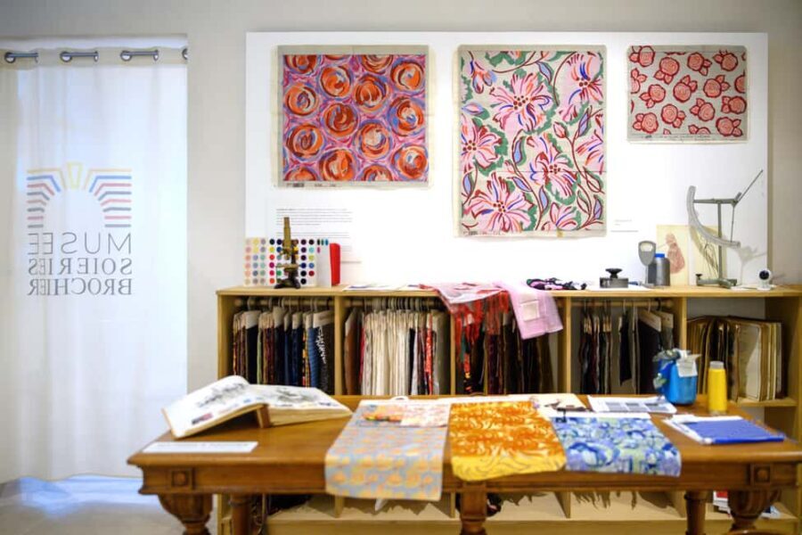 Lyon: Musée Soieries Brochier guided tour in French - What to buy at the Brochier shop: Fabriqué à Lyon silk squares and velvet