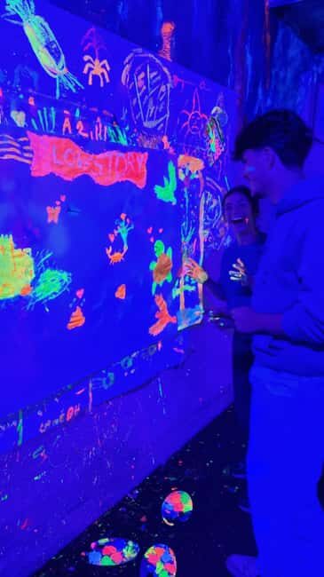 Lyon : Neon painting in an artist's studio - gallery - Fluorescent glow in Lyon at Atelier Mory