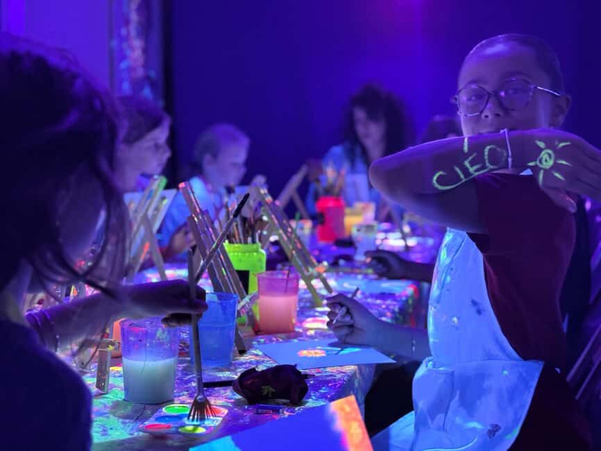 Lyon : Neon painting in an artist's studio - gallery - How the 1h45 neon session actually unfolds