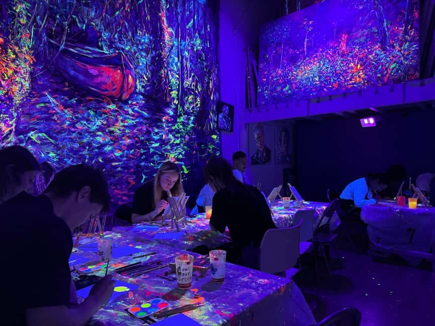 Lyon : Neon painting in an artist's studio - gallery - Reproduce with the artist, even if you cannot paint
