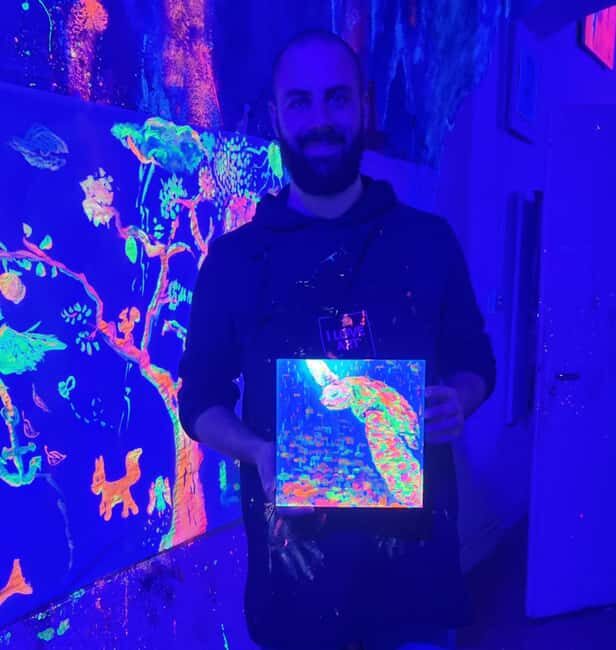 Lyon : Neon painting in an artist's studio - gallery - Painting in the cave space: freedom plus music
