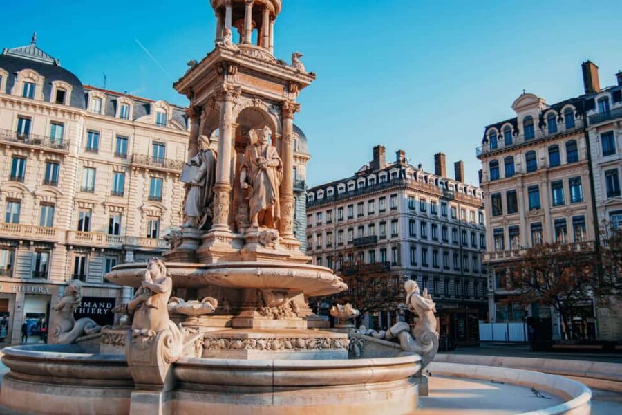 Lyon: Photoshoot Experience - Choosing Your Spot: The Background That Matches Your Story
