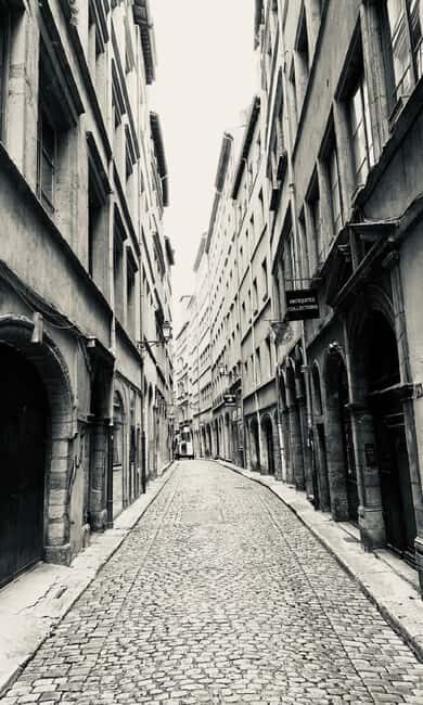 Lyon: Private Walking Tour of "Traboules" in the Old Town - Lyon’s Traboules: The City’s Secret Shortcuts and Secret Signals