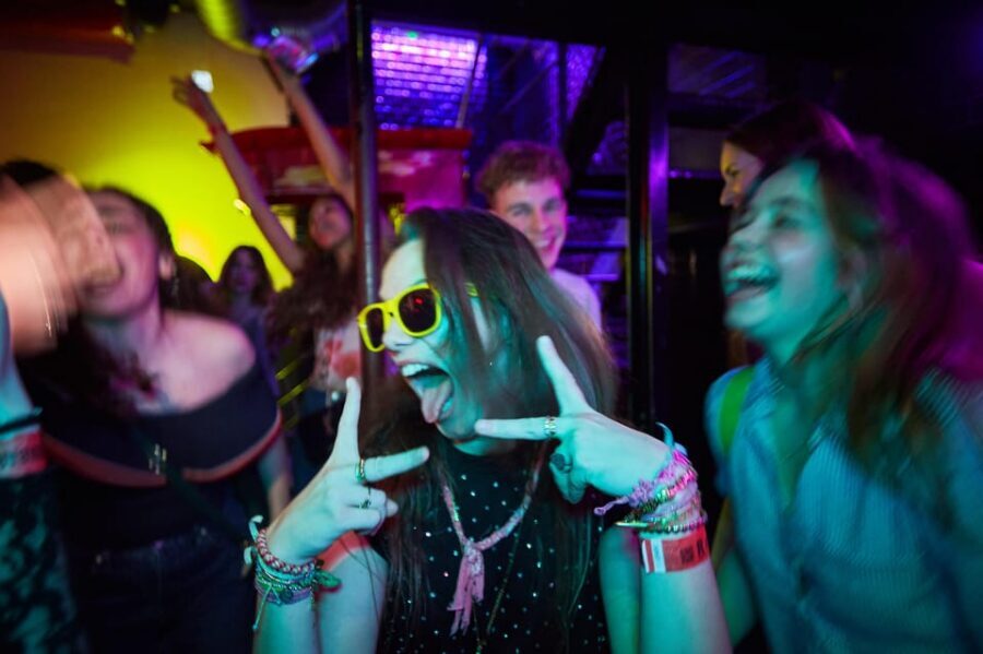 Lyon: Riviera Bar Crawl Party with Free Shots and Vip Entry - Your 4-Hour Timeline: From First Bar to the Finish Around 2am
