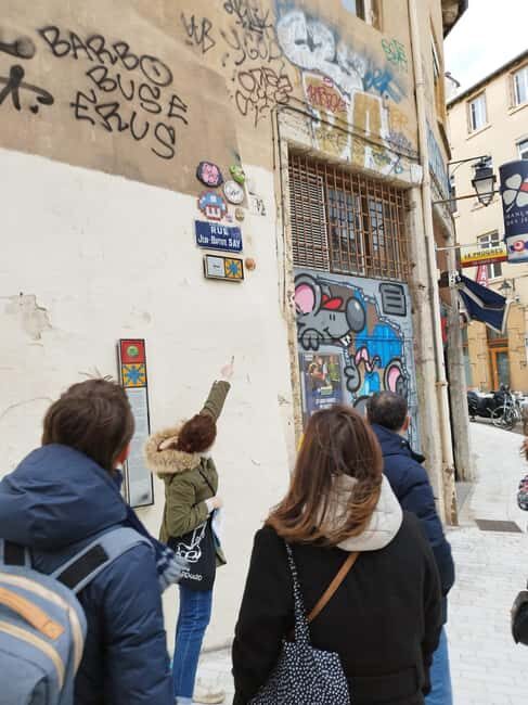 Lyon: Street Art in the Croix Rousse district - Dogs on leash: a rare win for animal-friendly exploring