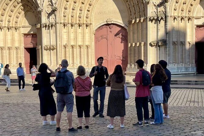 Lyon's History and Must-Sees with a Local! (English Walking Tour) - Meeting points and timing: start strong at Place Saint-Jean