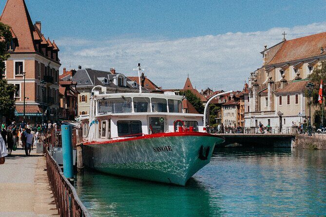Pérouges & Annecy Private Day Trip with Food Tasting from Lyon - Hostellerie Stop: The Sugar Pie Tasting Moment