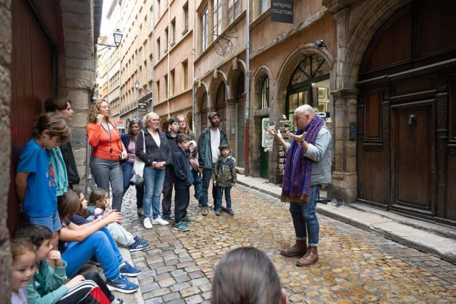 Storytelling tour of the Vieux-Lyon for children in French - Where the tour starts in Place Saint-Jean