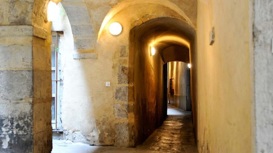 Storytelling tour of the Vieux-Lyon for children in French - The professional actor guide makes or breaks it