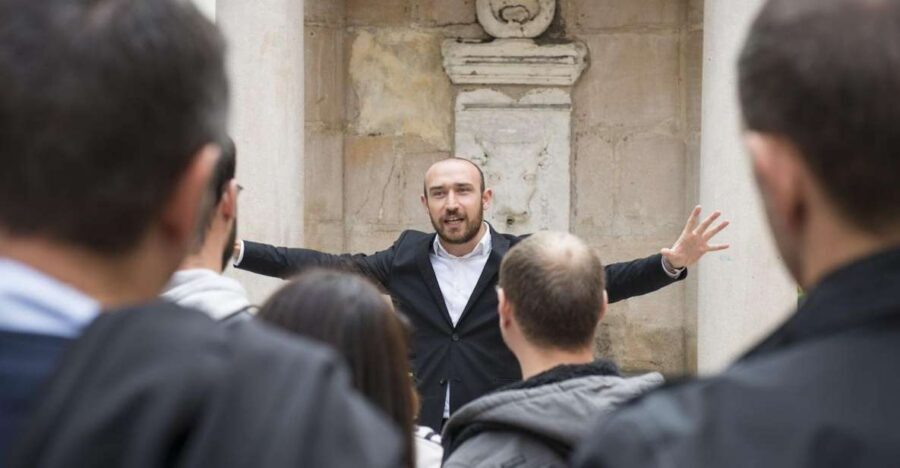 Storytelling tour of the Vieux-Lyon in French - Acting That Holds Your Attention (And Improvises)