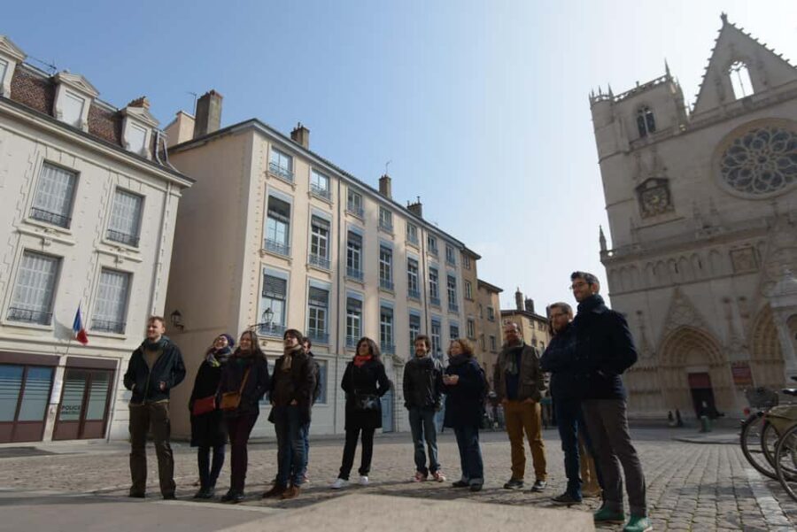 Storytelling tour of the Vieux-Lyon in French - Finding the Start: Vieux-Lyon Metro Exit on Avenue du Doyenné