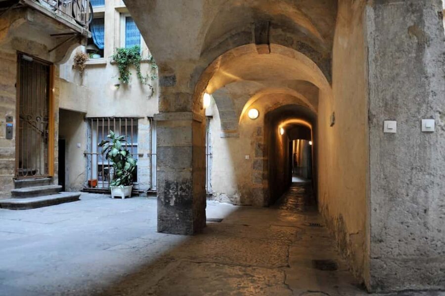 Theatrical visit of the Vieux-Lyon in French - The 75-Minute Flow: Streets, Alleys, and a Renaissance City Map